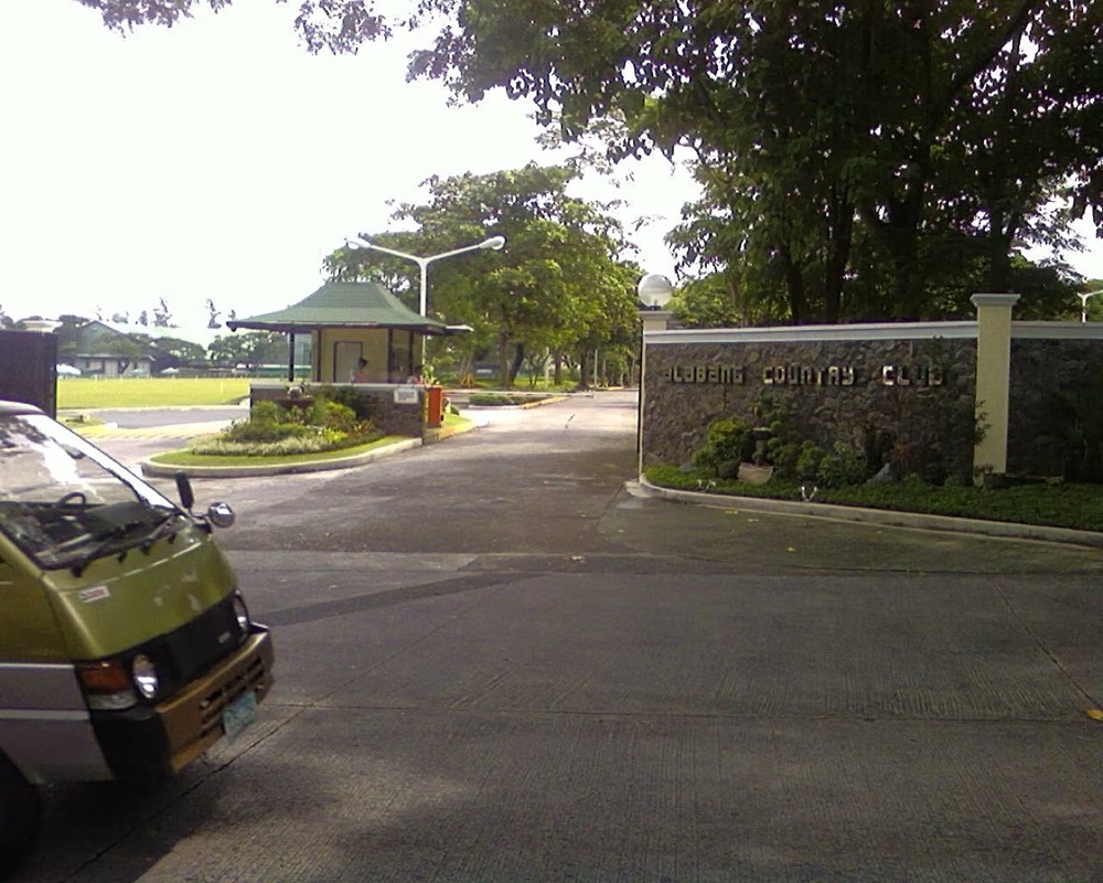 The club's Gate 1 entrance: a rendered gatehouse and signage set into a landscaped approach road.